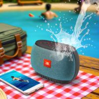 Texto alternativo: "JBL Flip 7: Altavoz portátil resistente al agua y compacto, ideal para disfrutar de un sonido potente y claro en cualquier lugar, ya sea en la playa, en un picnic o en casa."